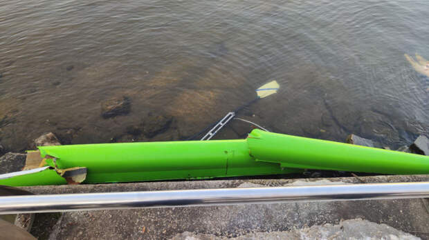 Заплыв попавших под винты речного трамвая в Москве мужчин сняли на видео