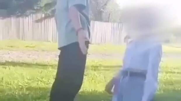 Подростки поставили девочку на колени / Кадр из видео: 