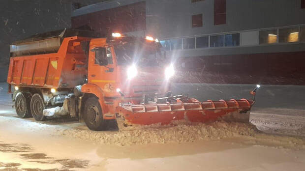 В Барнауле более 60 единиц техники вышли на уборку города после сильного снегопада