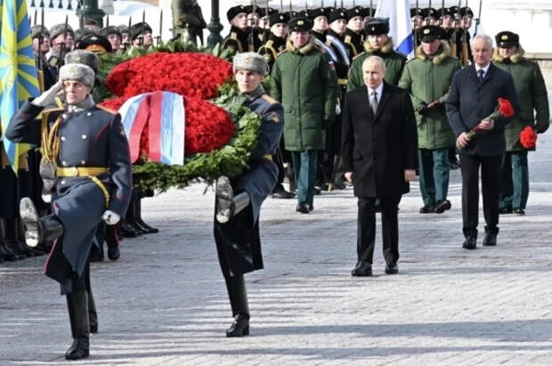 Путин возложил венок к Могиле Неизвестного Солдата