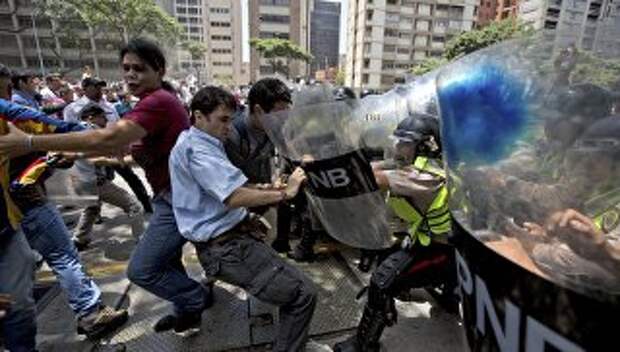 Столкновения демонстрантов с сотрудниками полиции в Каракасе, Венесуэла. Архивное фото