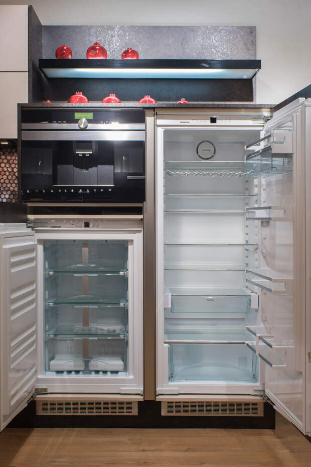 Встроенный морозильник + встроенный холодильник. Фото в салоне