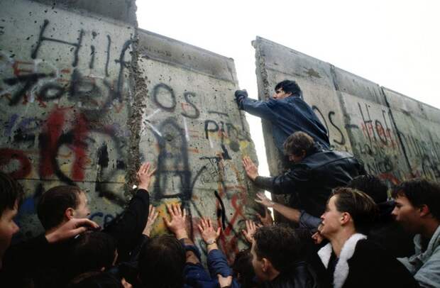 Падение Берлинской стены назвали в Германии Мирной революцией. Хотя, если вспомнить количество демонстраций и протестов, она была не такой уж мирной. 