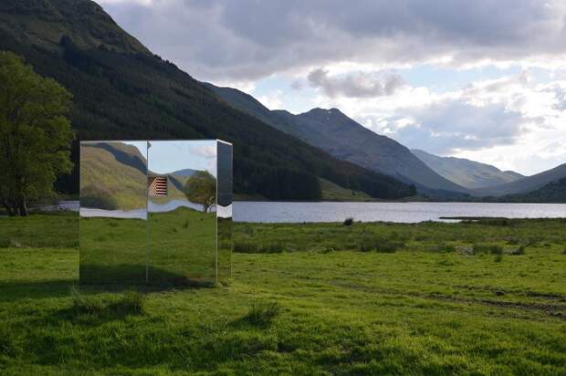 Lookout – зеркальный арт-объект, расположенный в Национальном парке Троссахс (Шотландия). | Фото: pinterest.es.