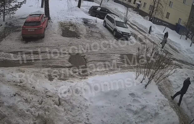 Снежная лавина сошла с крыши многоквартирного дома в Новомосковске, едва не задев прохожего