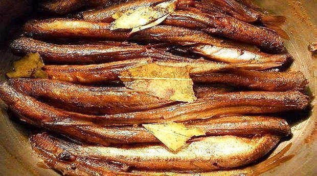 Уже лет 15 не покупаю шпроты, а делаю их сама. Просто и вкусно!
