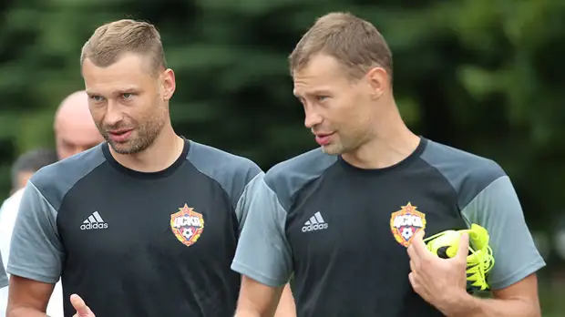 «Могли бы играть ещё долгие годы»: футболисты Березуцкие объявили о завершении карьеры