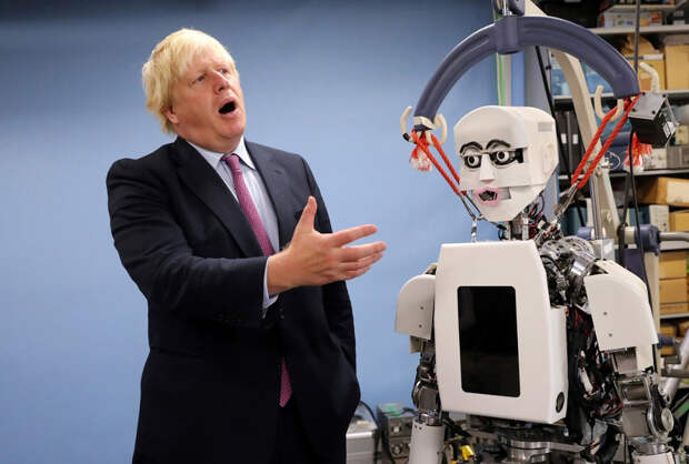 Министр иностранных дел Великобритании Борис Джонсон и робот