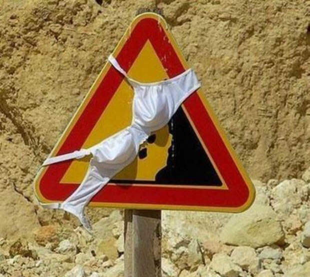 Дорожный знак в бюстгальтере.