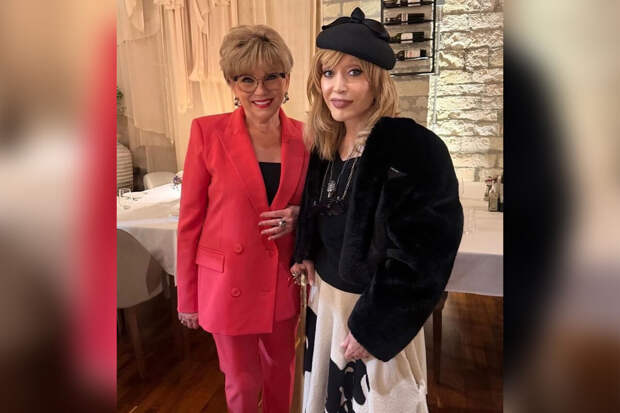 Певица Пугачева снялась в пушистом жакете за 280 тысяч рублей и шляпе