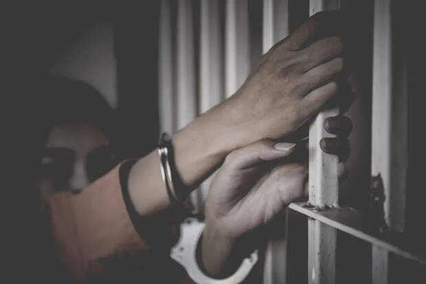 Женщина в Китае привязала себя к машине мужа из-за подозрений в его неверности