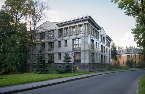 Почем в Петербурге продают красивый апарт-отель на Каменном острове