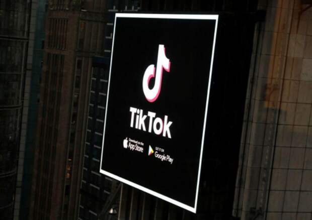 Логотип TikTok на электронном табло на Таймс-сквер в Нью-Йорке, США, 6 марта 2020 года. REUTERS/Andrew Kelly