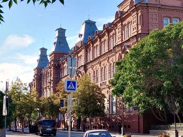 Администрация губернатора Астраханской области начала сокращение штата с себя