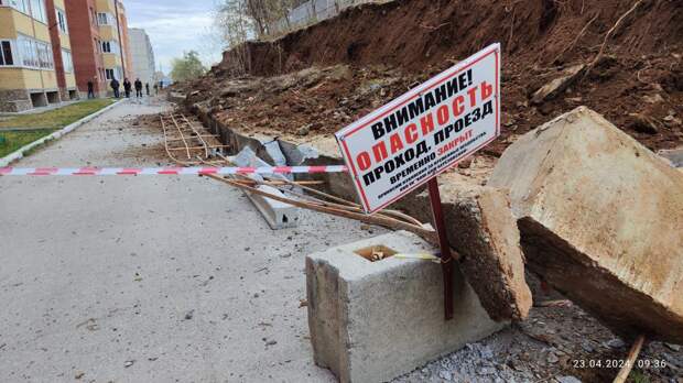 Бетонная стена обрушилась под Екатеринбургом и разбила иномарку