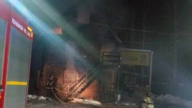 На территории туркомплекса в поселке Катунь вспыхнул пожар