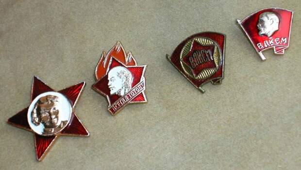 Значки: октябрятский, пионерский, комсомольский./Фото: www.discuss.ru Значки: октябрятский, пионерский, комсомольский./Фото: www.discuss.ru