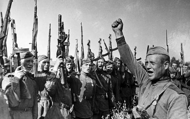 Советские солдаты радуются Победе