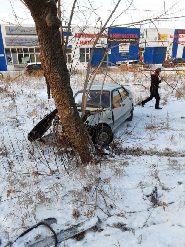 Авария дня. В Свердловской области вылетевший на остановку автомобиль сбил женщину