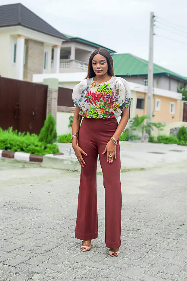 Девушка в футболке с принтом