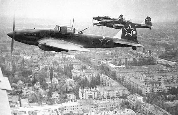 Самолеты Ил-2 над Берлином,1945 год