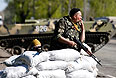 Украинские военнослужащие на бэтээрах, участвующие в спецоперации на востоке страны, на железнодорожном переезде возле села Малиновка в Славянском районе.
