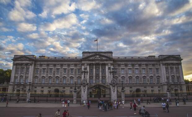 Горничную Букингемского дворца арестовали после рождественской вечеринки