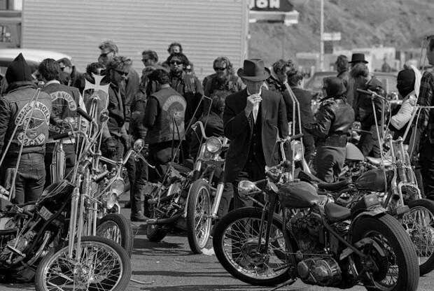 Случайный прохожий с удивлением разглядывает "Харлей" одного из Ангелов америка, ангелы ада, жизнь вне закона, интересно, история, мотоциклетные банды, мотоциклисты, фотохроника