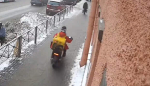 Курьеры Яндекс.Еды пугают пешеходов на закрытых для проезда тротуарах