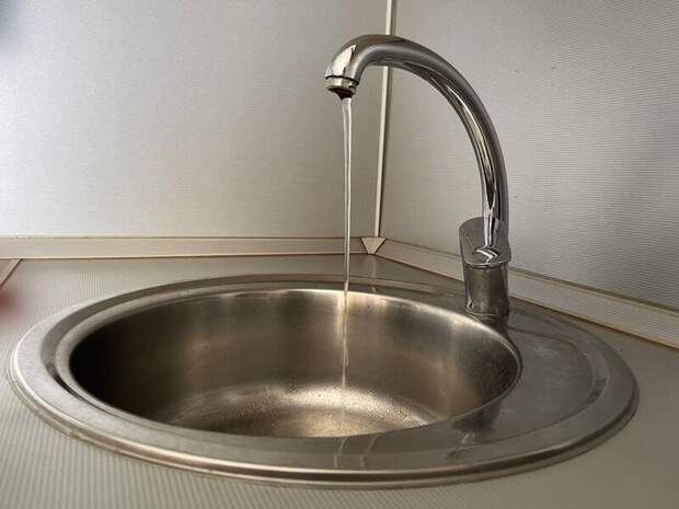 Жильцы дома на Острове почти месяц выживают без воды