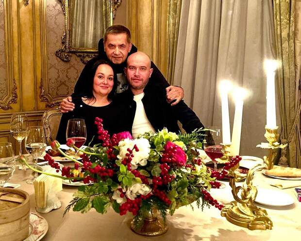 Расторгуев поздравил сына с 45-летием и показал редкое семейное фото