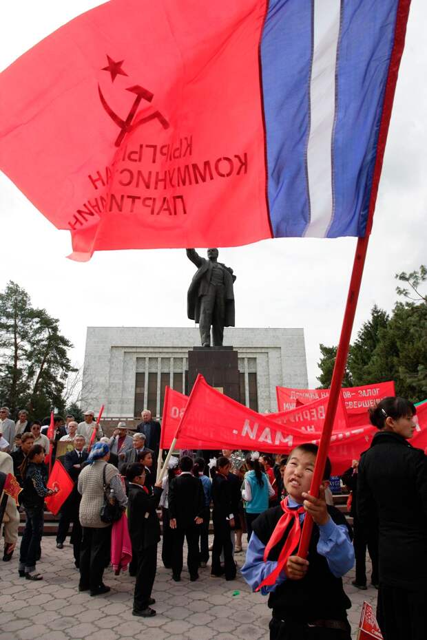 Где сейчас в мире используют как символы серп и молот