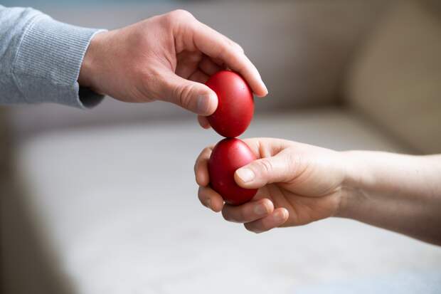 Как покрасить яйца на Пасху в вине? Топ-8 техник окрашивания с пошаговыми инструкциями, советы по выбору красного и белого вина