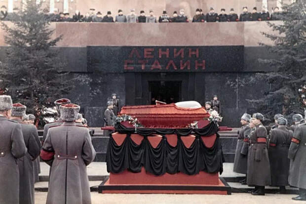 Stalin-umer-u-mavzoleya.jpg