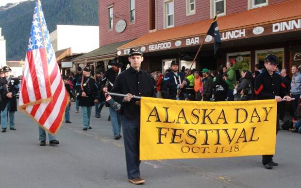 Парад в годовщину официальной передачи Аляски США.
