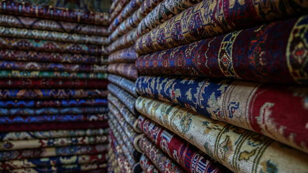 Россиян предупредили о штрафе за выбивание ковров во дворе