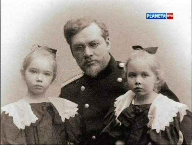 Сергей Сергеевич Боткин с дочерями Александрой и Анастасией.