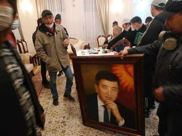 В Бишкеке захватили здание правительства Киргизии