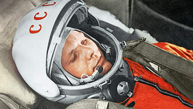 Летчик-космонавт Юрий Гагарин в кабине космического корабля “Восток”. 12 апреля 1961 года Летчик-космонавт Юрий Гагарин в кабине космического корабля “Восток”. 12 апреля 1961 года