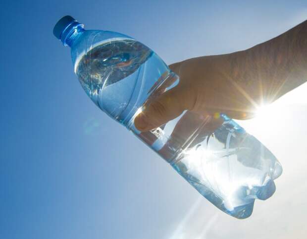Если воды под рукой не оказалось, но есть пластиковая бутылка, можно сделать основу для компаса из нее / Фото: Twitter