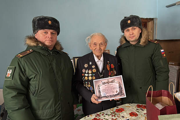 Бойцы СВО поздравили с праздником 100-летнего ветерана из Новосибирска