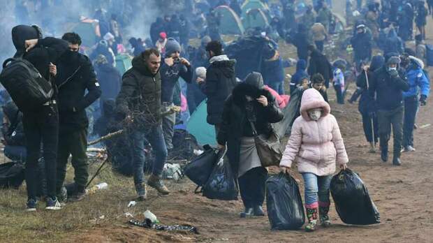 Bloomberg: Евросоюз обвинил Россию в «поставке» мигрантов в Белоруссию