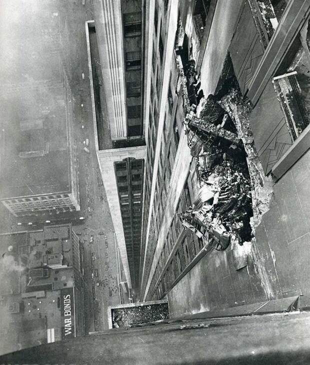 1945 год. За месяц до конца Второй мировой войны бомбардировщик B-25 Mitchell американских ВВС врезался в стену знаменитого Empire State Building, высочайшего здания планеты