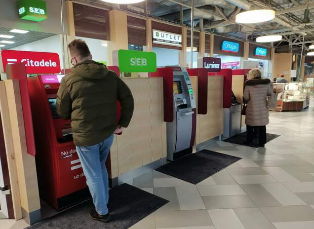 Российские банки начали блокировать снятие крупных сумм наличных в банкоматах