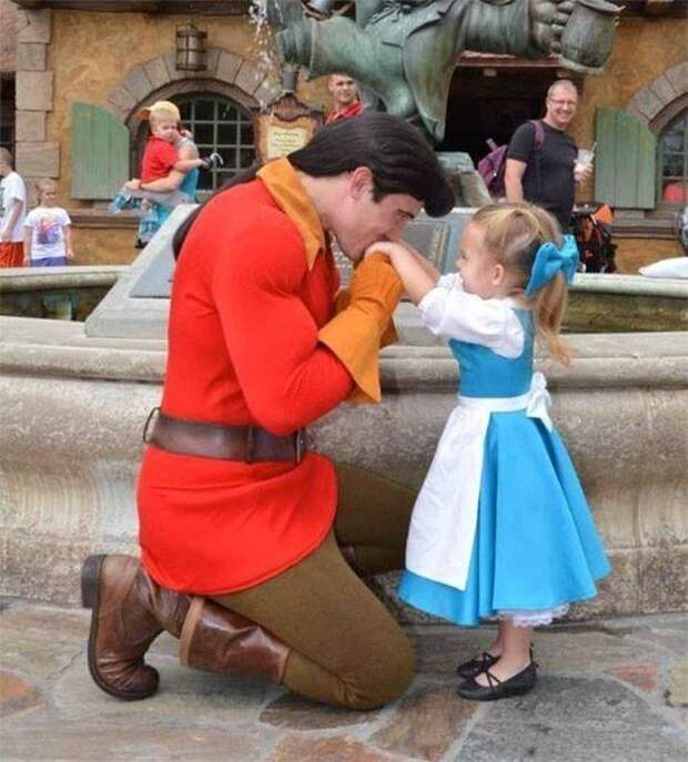 Мама шьет для дочки костюмчики для посещения Disney World Мама шьет для дочки костюмчики для посещения Disney World
