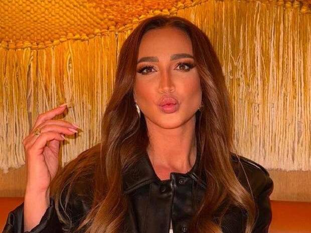 «Мой лев!»: Ольга Бузова обнимает загадочного избранника, пока тот дарит ей букет роз