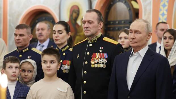 Путин после рождественской службы пообщался с участниками СВО и их семьями