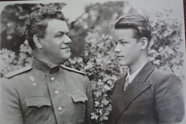 Аркадий Шевченко с отцом