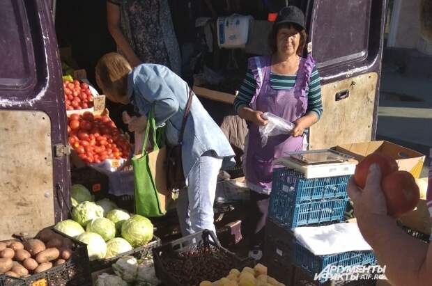 Торговля идет на перекрестке. Покупая здесь фрукты и овощи, вы рискуете здоровьем.