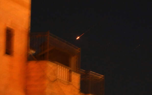 Летящую в огненном облаке на столицу Израиля боеголовку удалось заснять